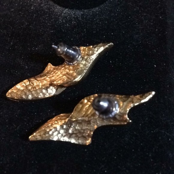 Pretty Gold Vintage Pierced Earrings - Picture 3 of 5